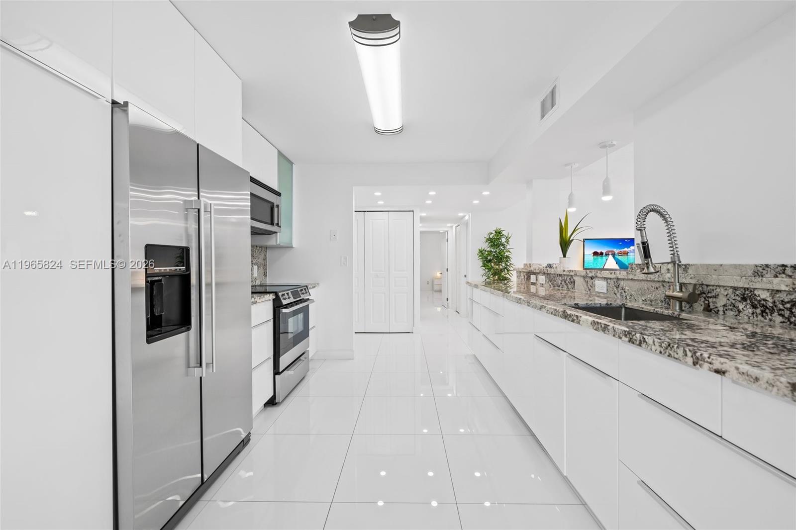 800 Parkview Dr #221 Hallandale Beach, FL 33009