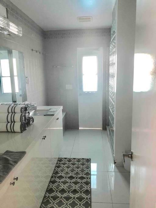 Undisclosed Address Palmetto Bay, FL 33157