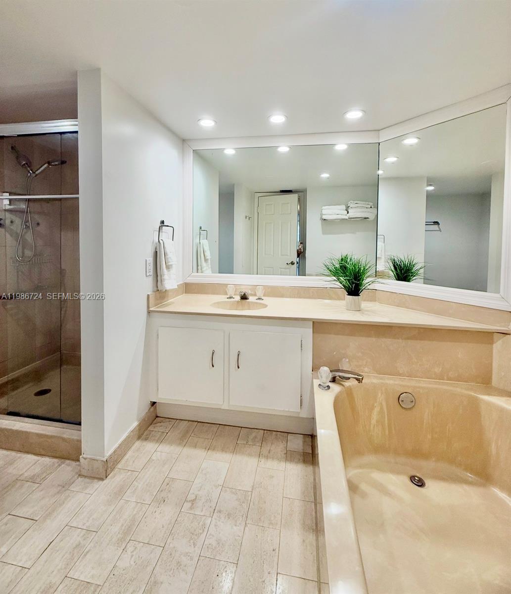 1717 Bayshore Dr Apt #A-1548 Miami, FL 33131