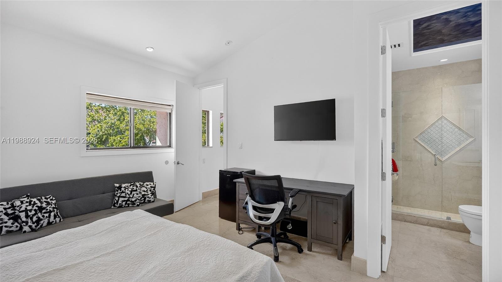 2000 S Bayshore Dr #24 Miami, FL 33133