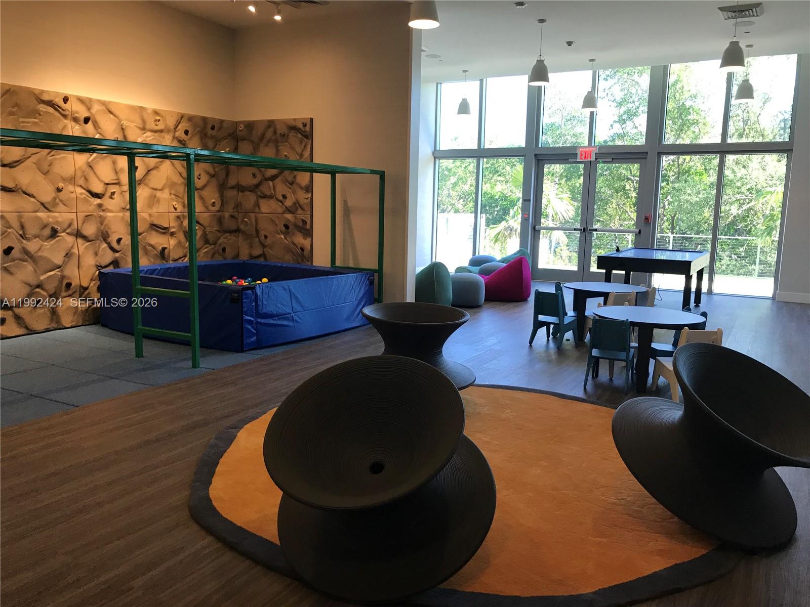 16385 Biscayne Blvd #2206 North Miami Beach, FL 33160