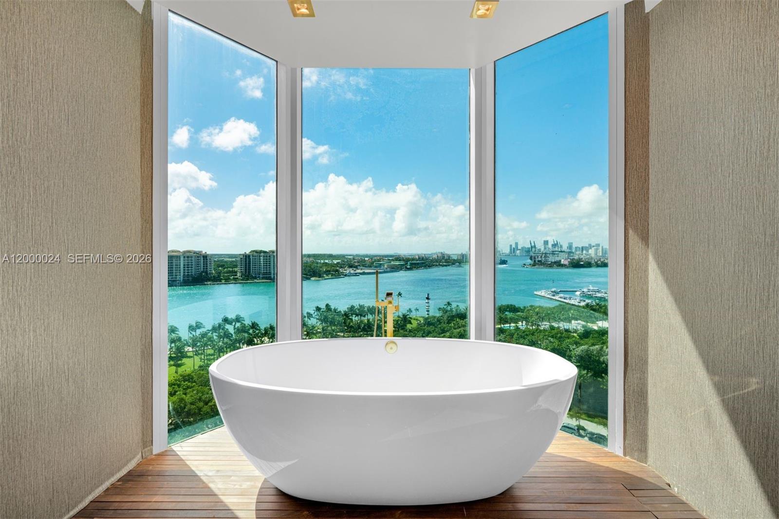 300 S Pointe Dr #1501 Miami Beach, FL 33139