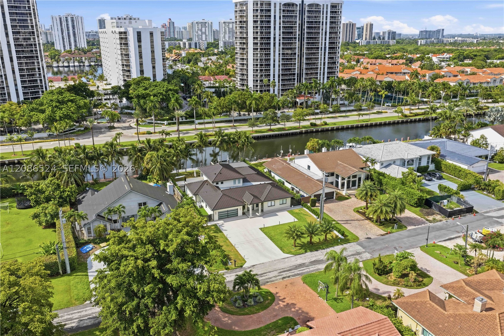 415 Holiday Dr Hallandale Beach, FL 33009