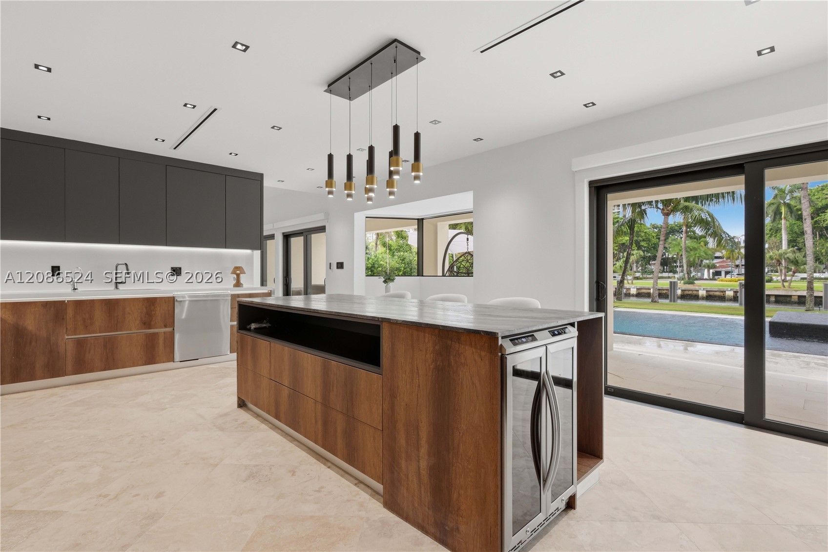 415 Holiday Dr Hallandale Beach, FL 33009