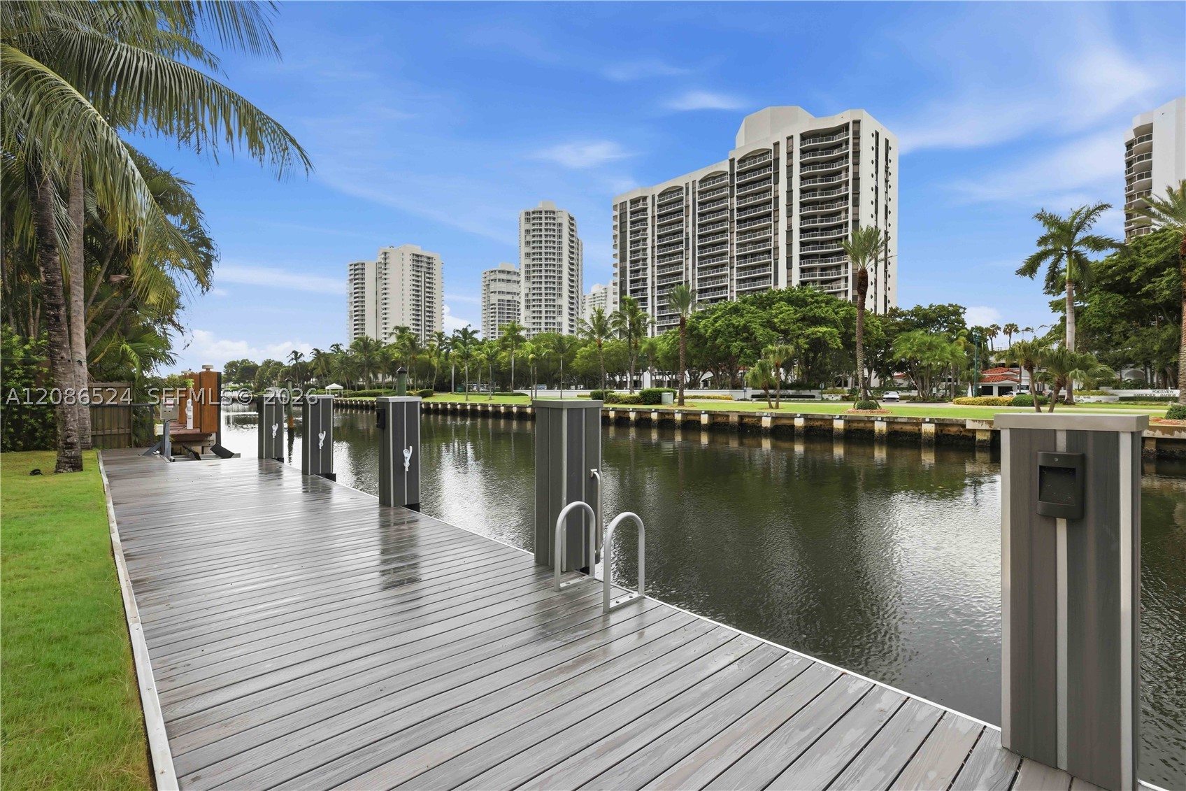 415 Holiday Dr Hallandale Beach, FL 33009