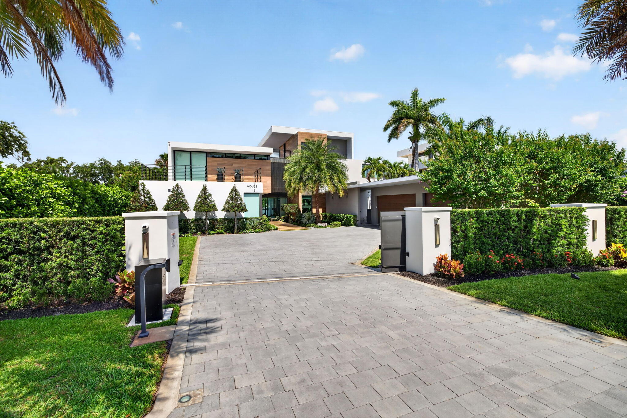 1529 Middle Riv Fort Lauderdale, FL 33304