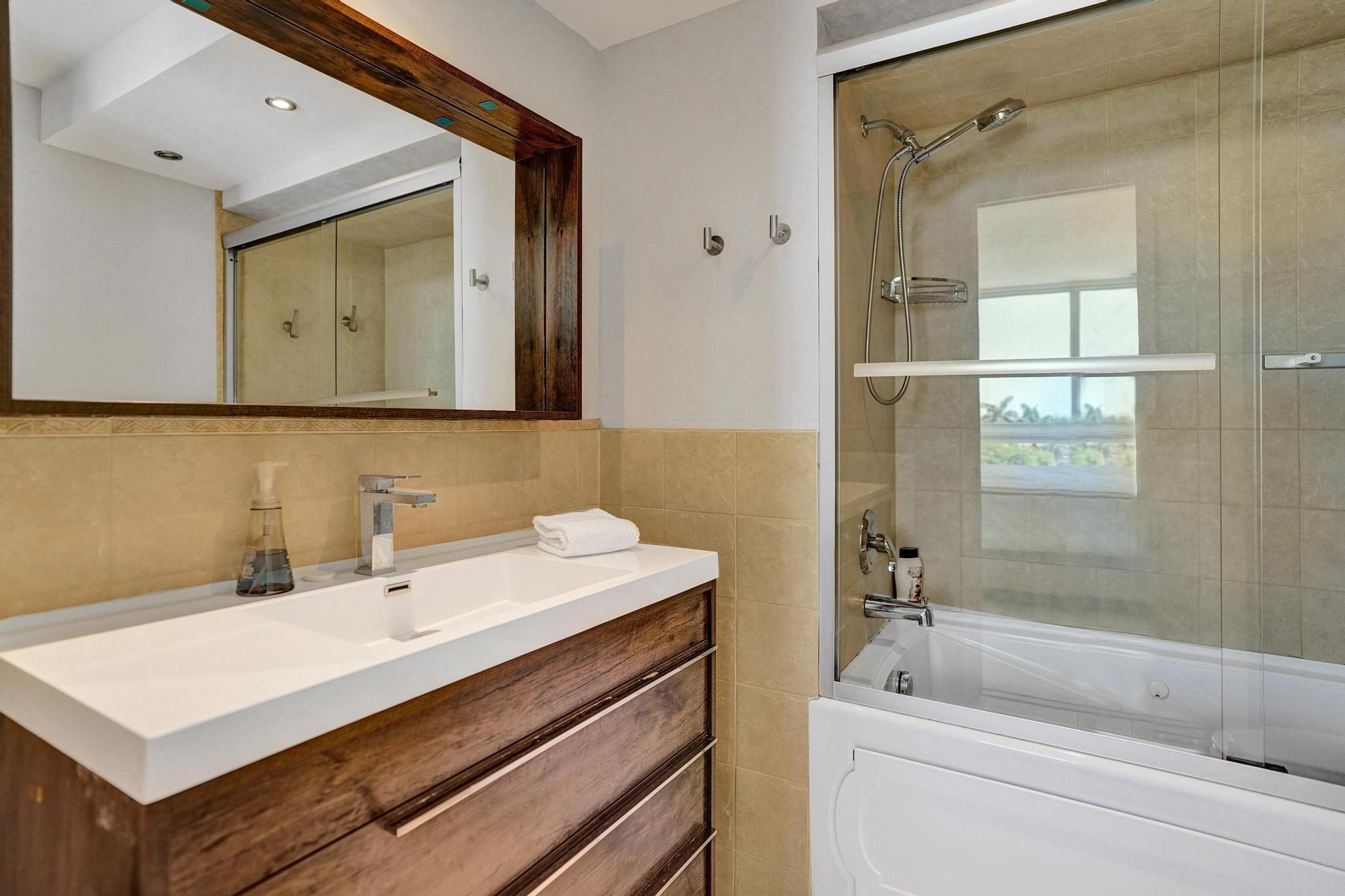 2715 N Ocean #6C Fort Lauderdale, FL 33308