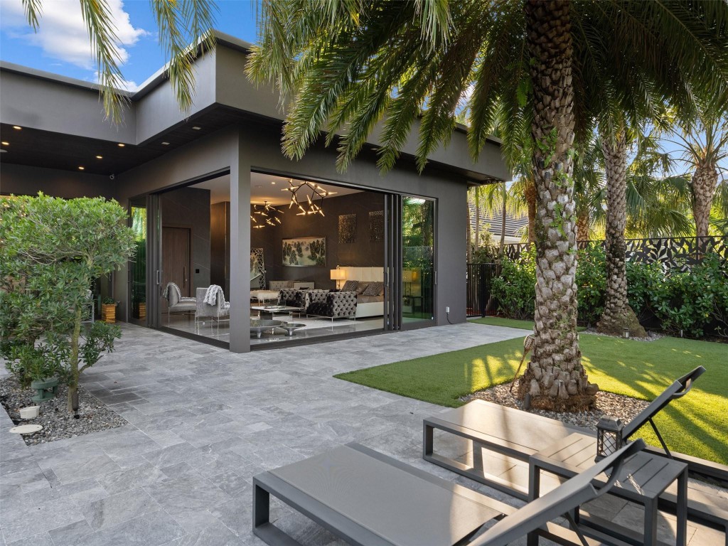 2213 NE 37th Dr Fort Lauderdale, FL 33308