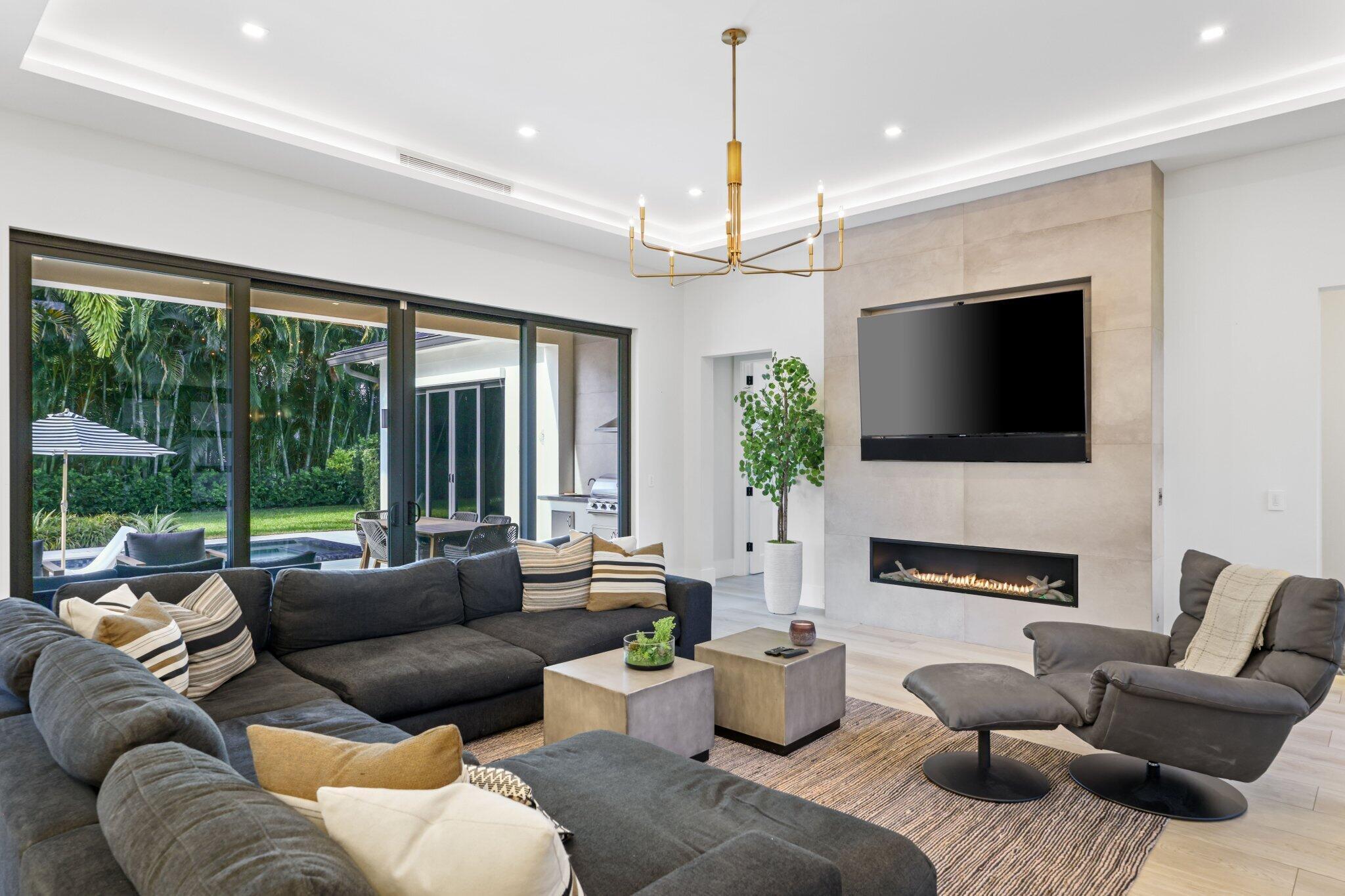 525 Whispering Pines Rd Boynton Beach, FL 33435