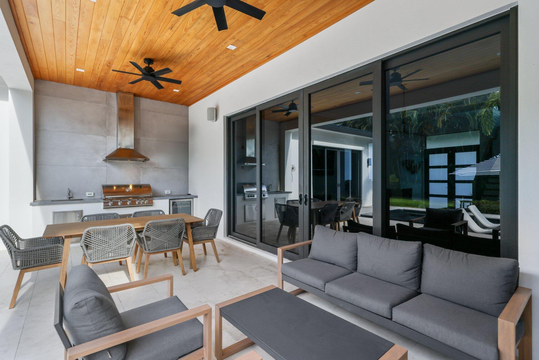 525 Whispering Pines Rd Boynton Beach, FL 33435