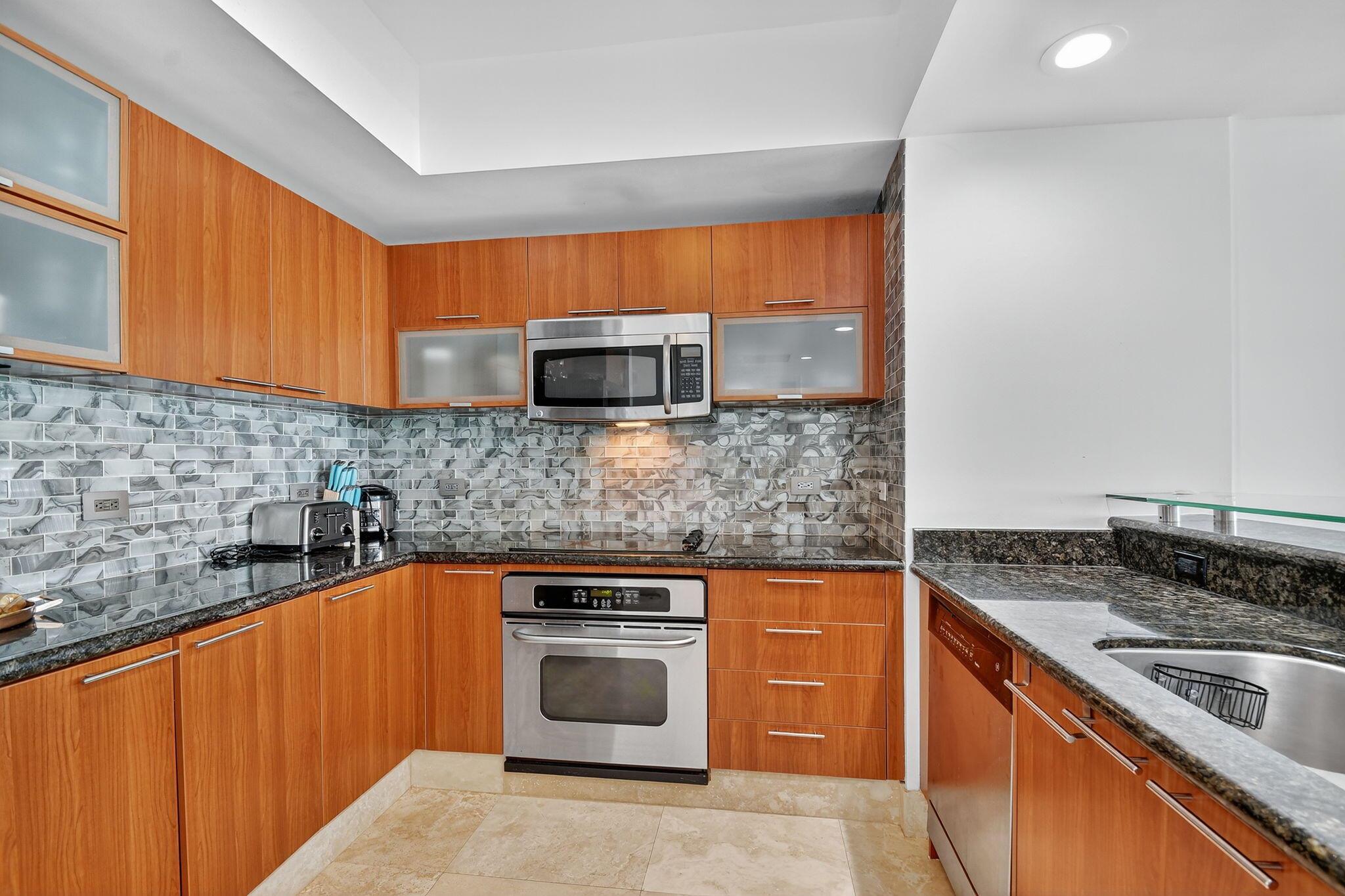 2640 Lake Shr Dr #1710 Riviera Beach, FL 33404