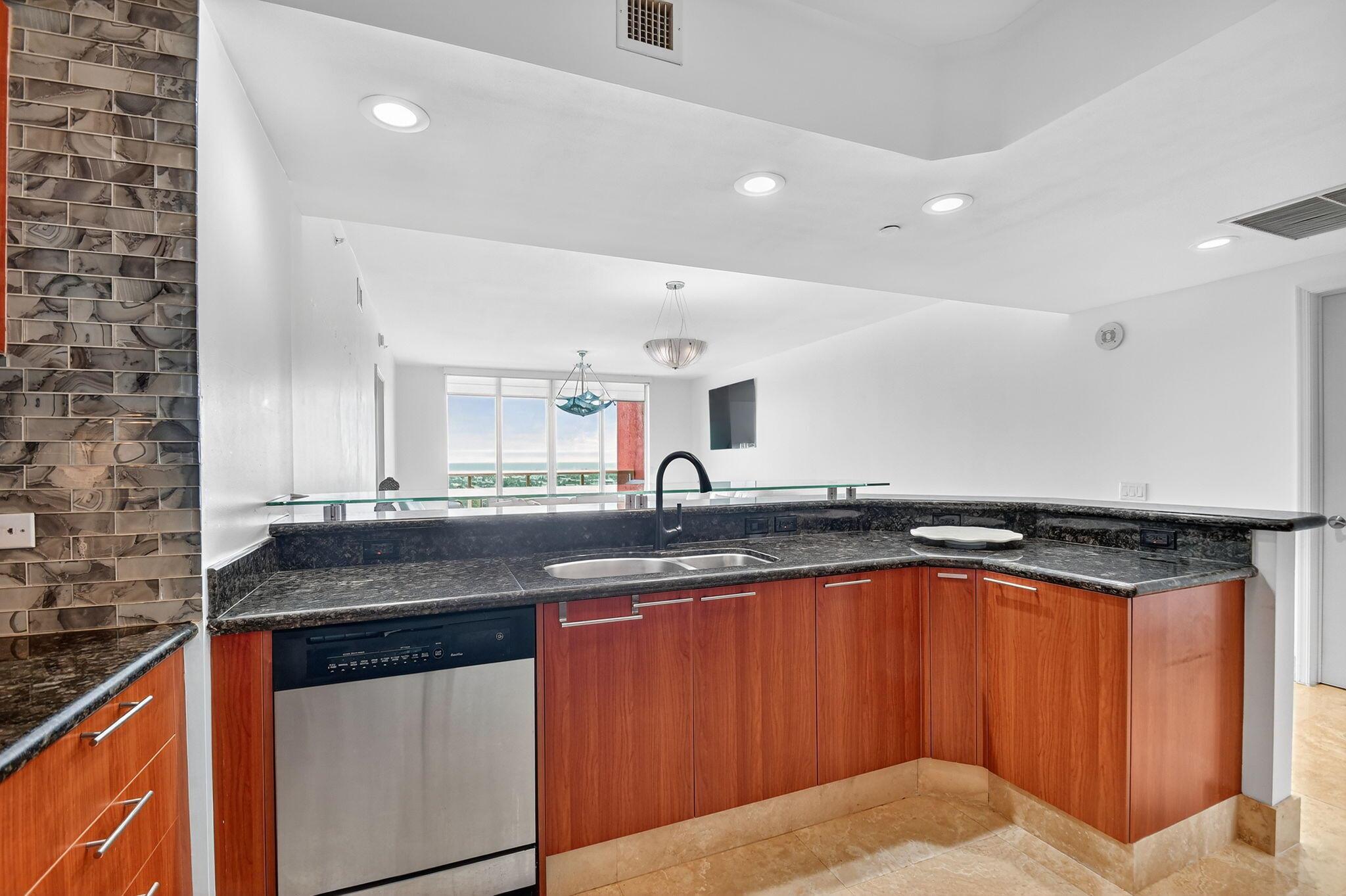 2640 Lake Shr Dr #1710 Riviera Beach, FL 33404