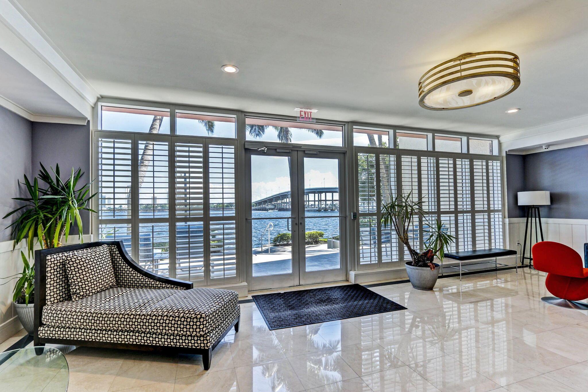 2640 Lake Shr Dr #1710 Riviera Beach, FL 33404