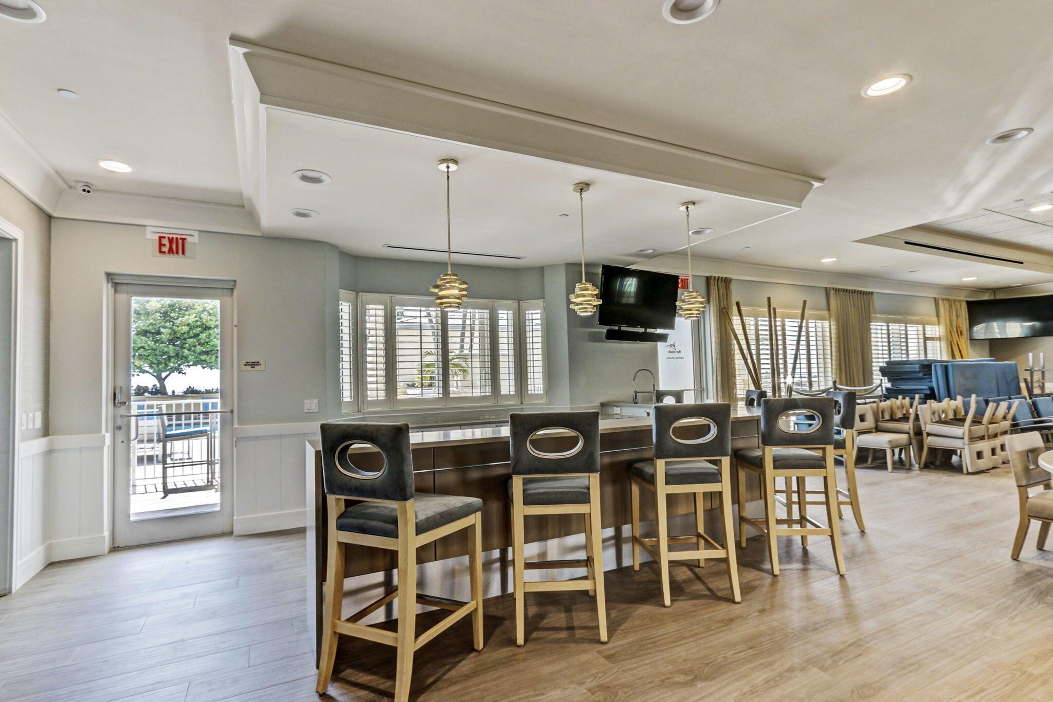 2640 Lake Shr Dr #1710 Riviera Beach, FL 33404