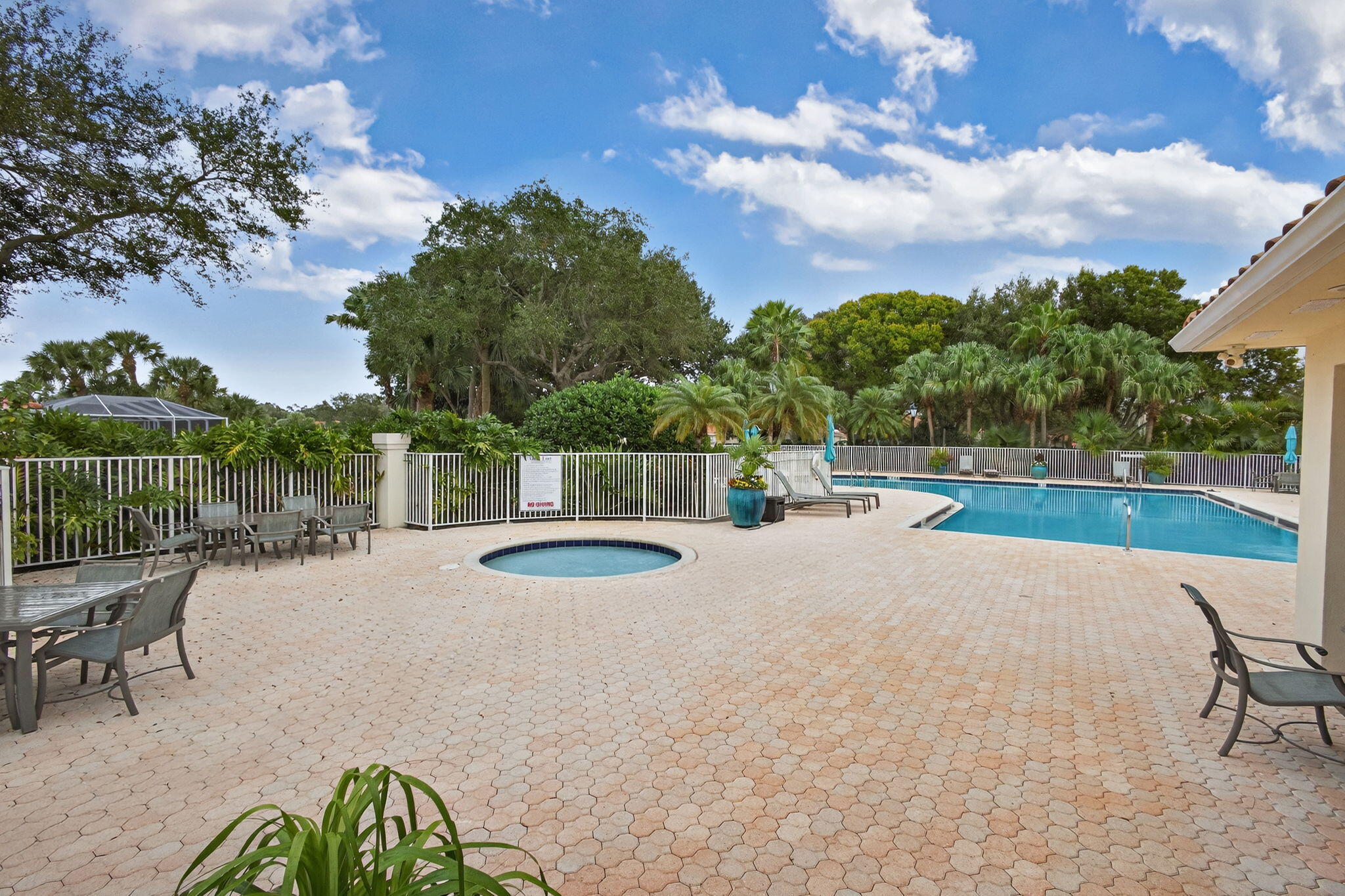 520 E Tall Oaks Dr Palm Beach Gardens, FL 33410