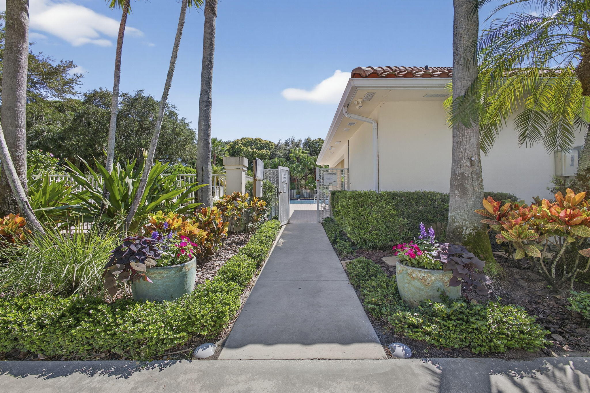 520 E Tall Oaks Dr Palm Beach Gardens, FL 33410