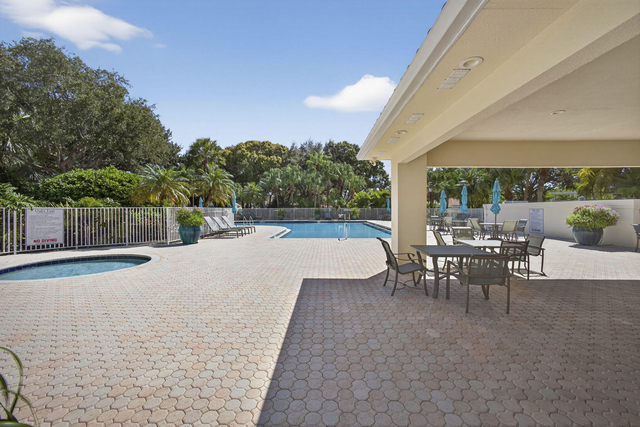 520 E Tall Oaks Dr Palm Beach Gardens, FL 33410