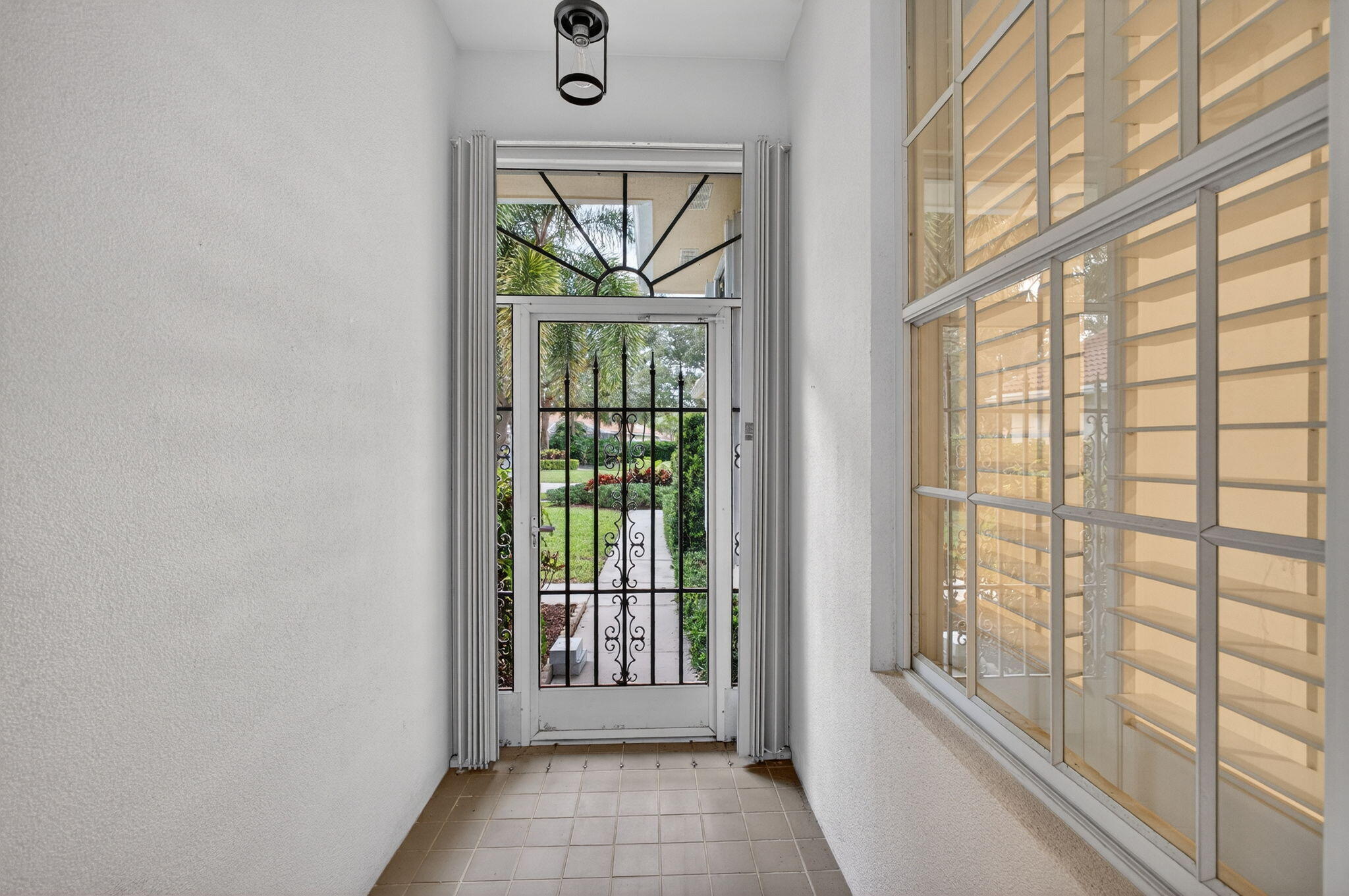 520 E Tall Oaks Dr Palm Beach Gardens, FL 33410