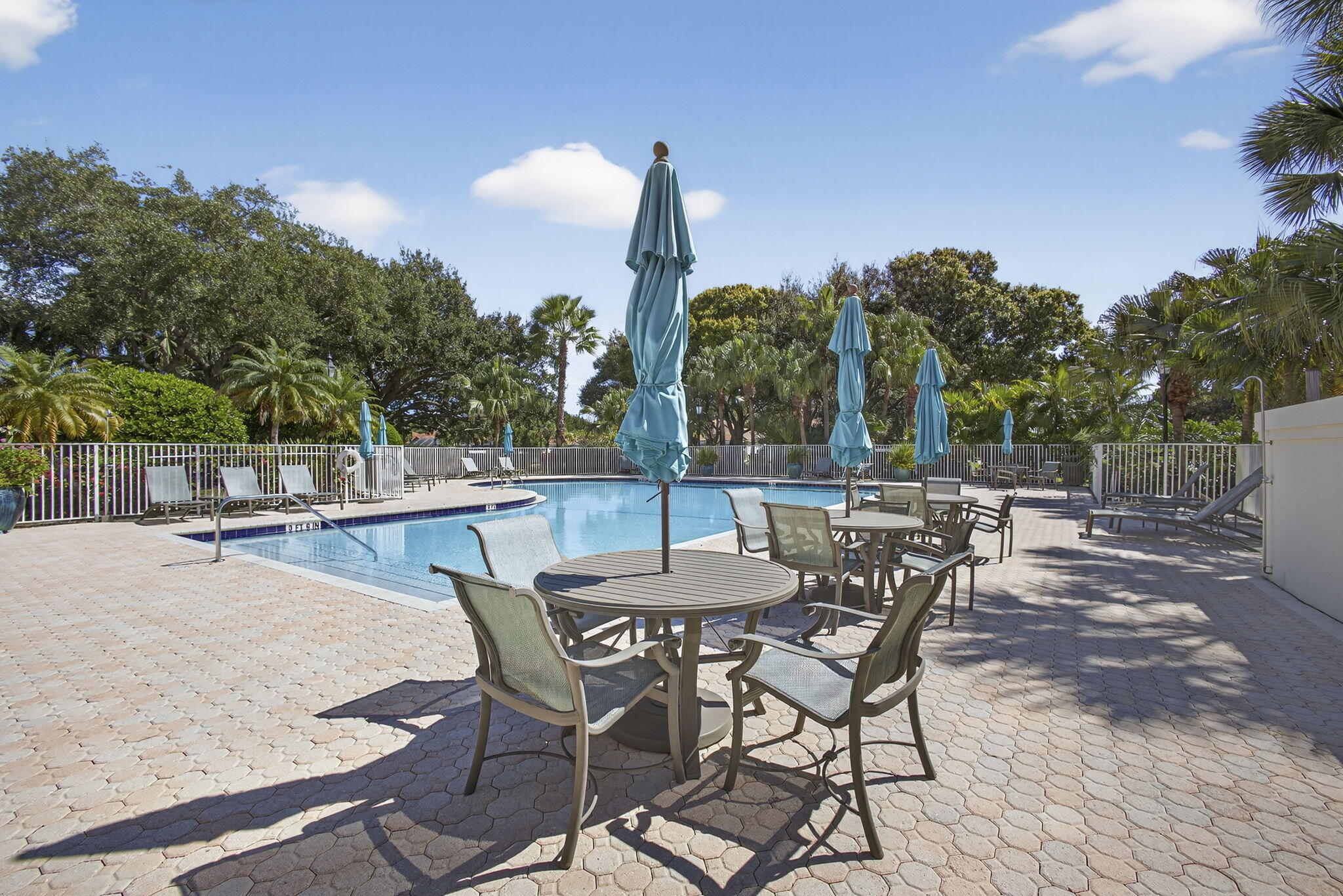 520 E Tall Oaks Dr Palm Beach Gardens, FL 33410