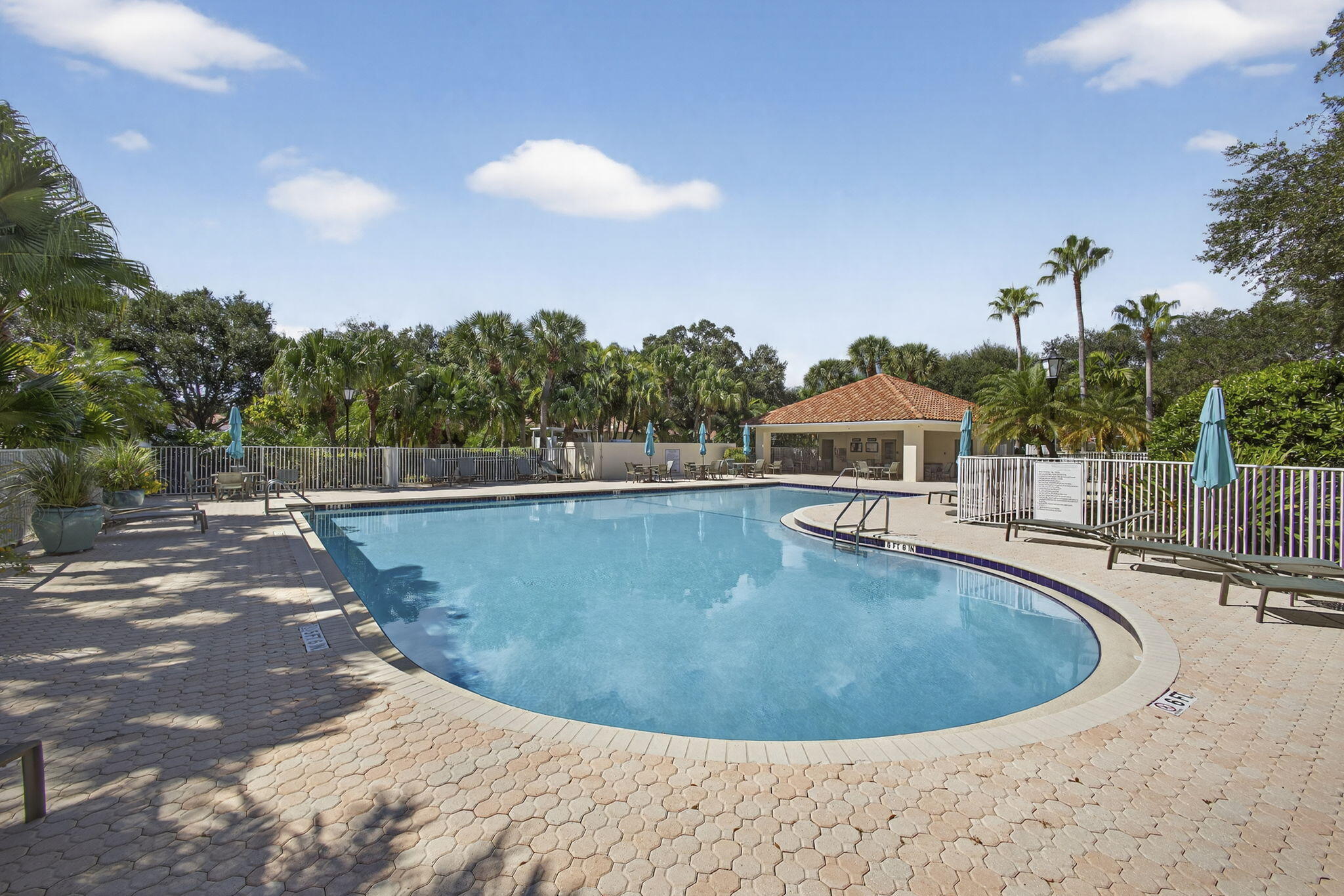 520 E Tall Oaks Dr Palm Beach Gardens, FL 33410