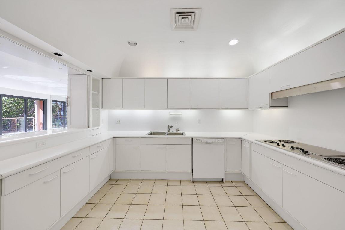 2 N Breakers Row #S32 Palm Beach, FL 33480