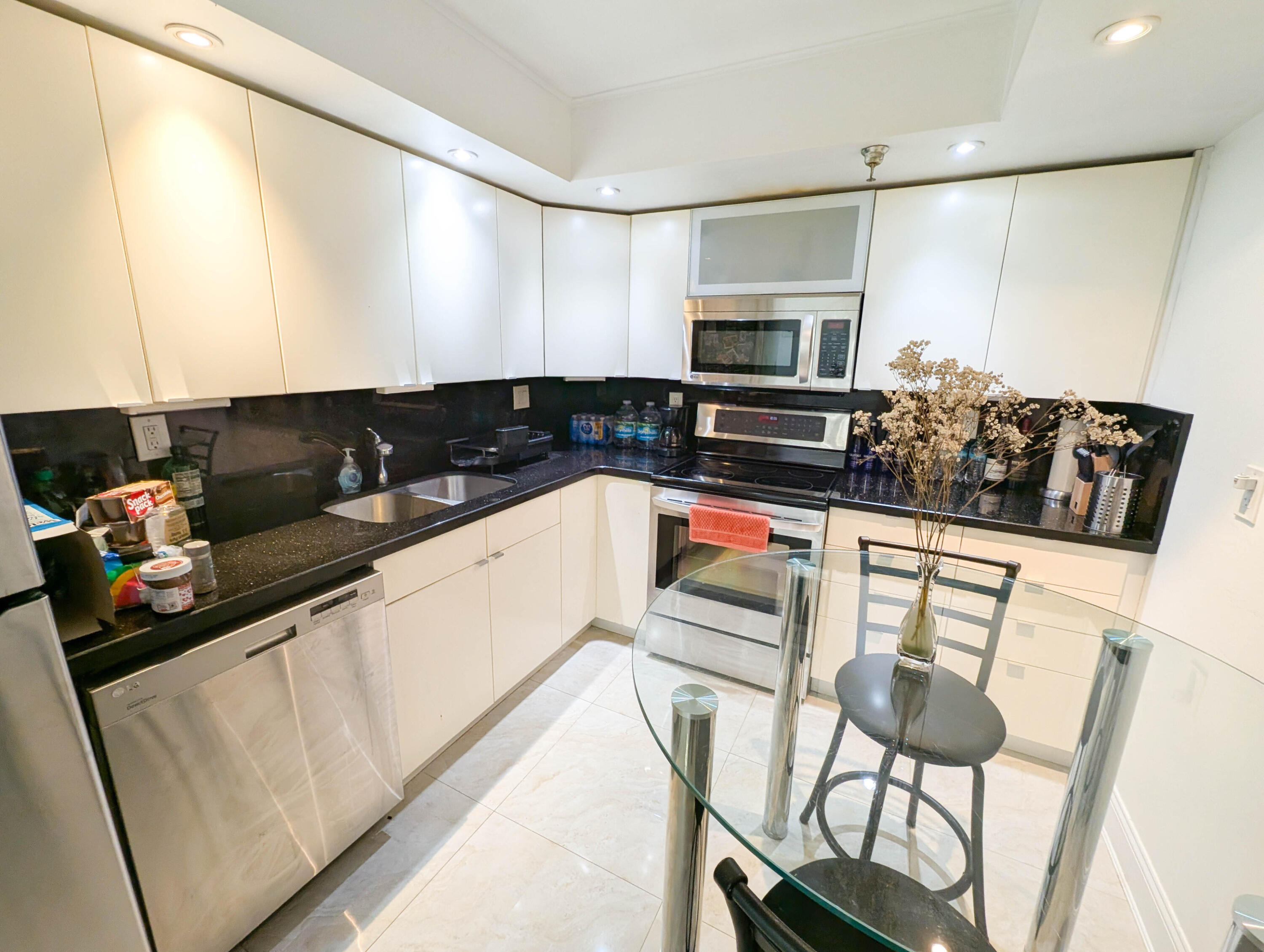 image Winston Towers 700 Condo2