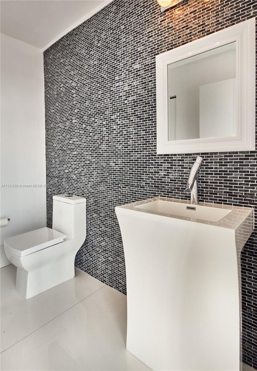 888 Biscayne Blvd #5111 Miami, FL 33132