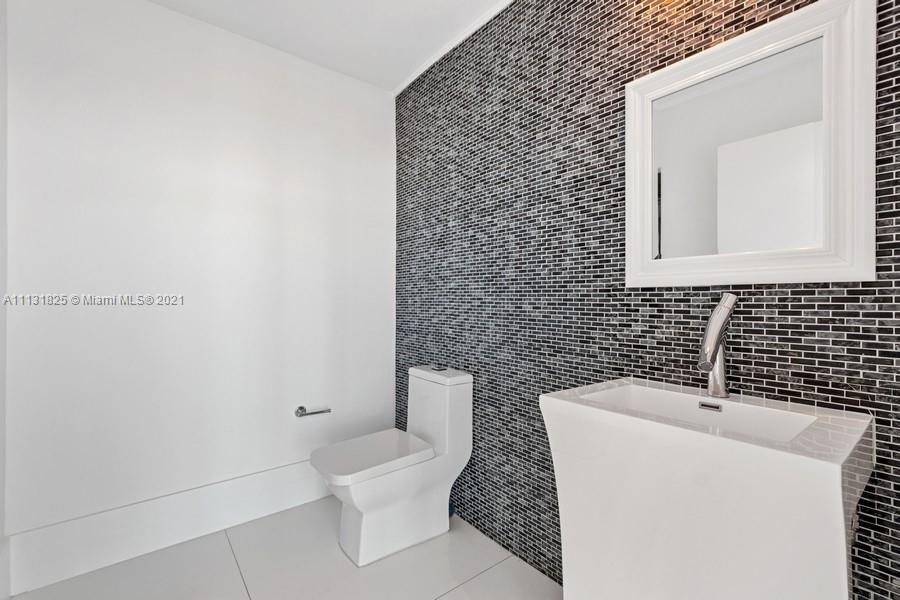 888 Biscayne Blvd #5111 Miami, FL 33132