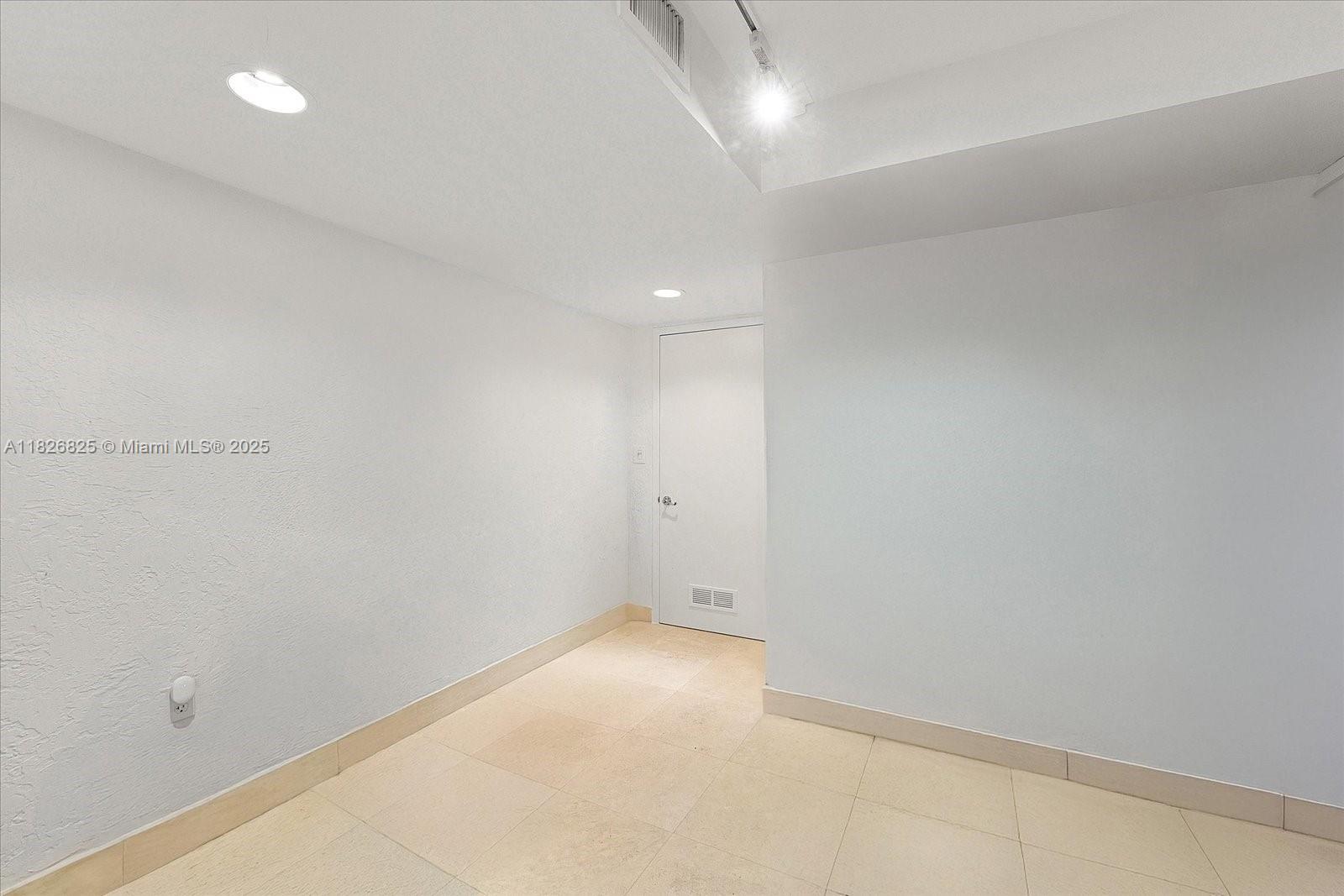 5843 Paradise Pt Dr Palmetto Bay, FL 33157