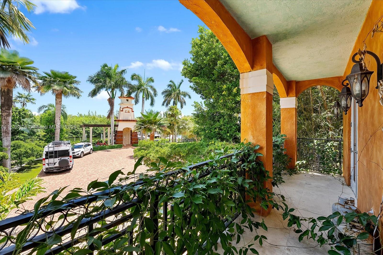 5843 Paradise Pt Dr Palmetto Bay, FL 33157