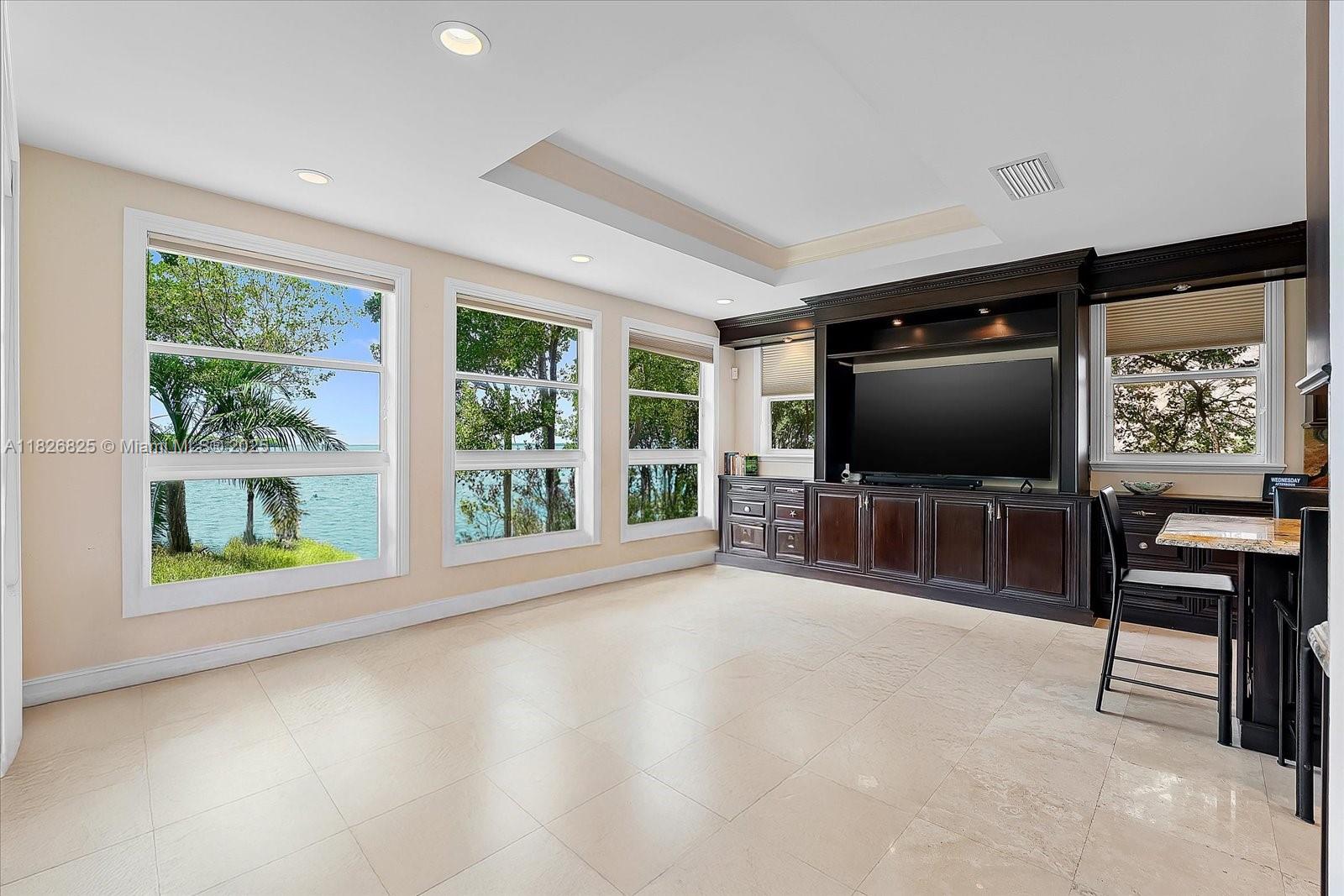 5843 Paradise Pt Dr Palmetto Bay, FL 33157