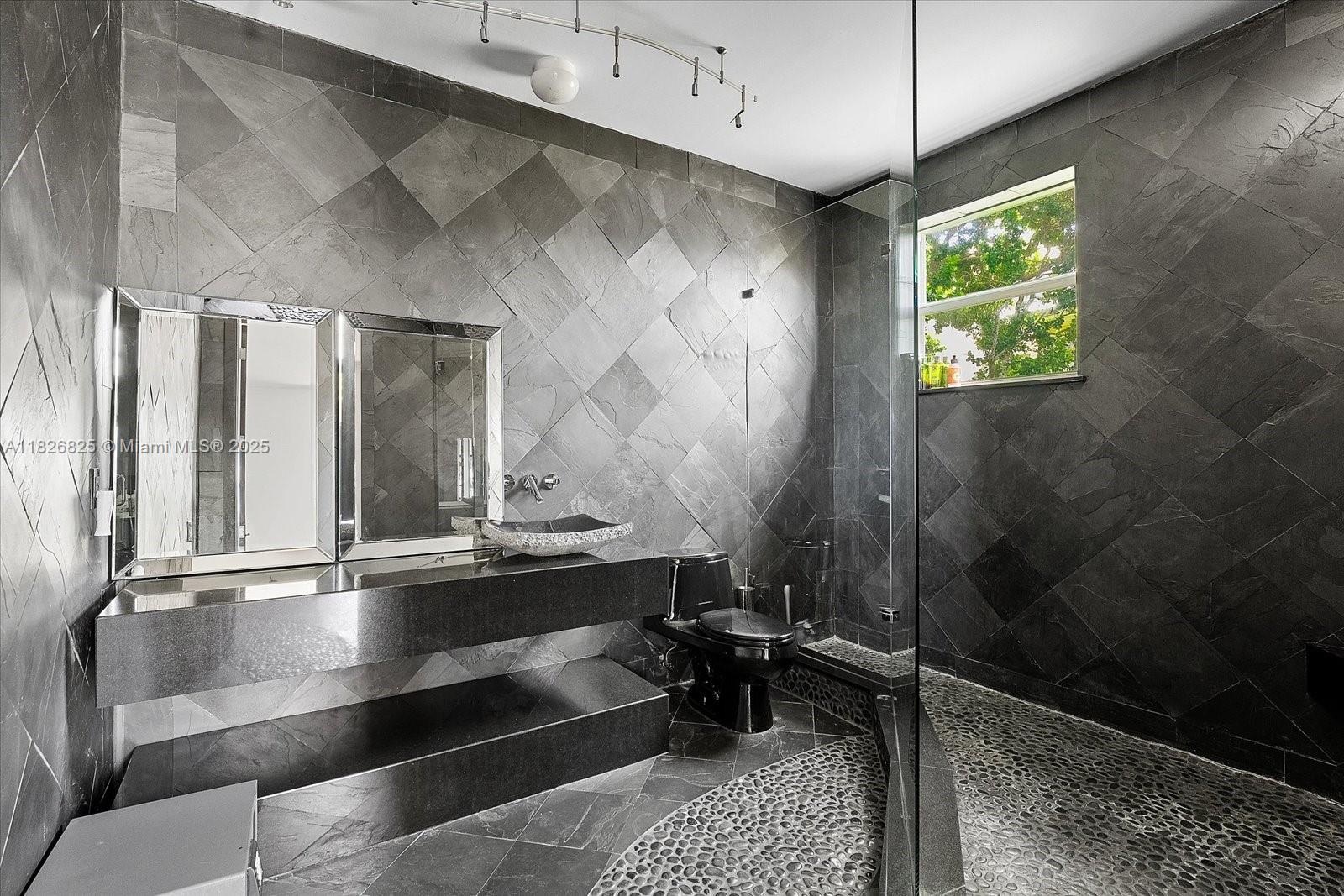 5843 Paradise Pt Dr Palmetto Bay, FL 33157