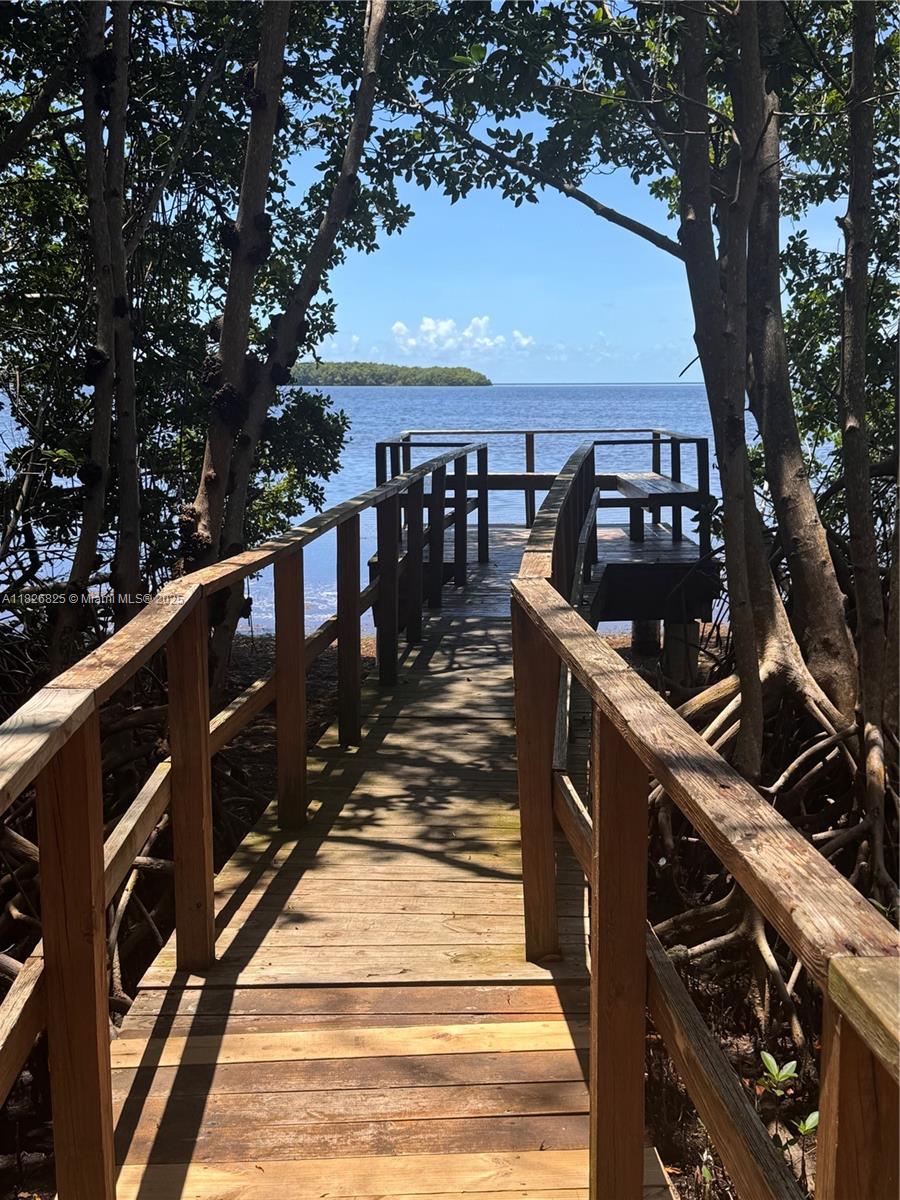 5843 Paradise Pt Dr Palmetto Bay, FL 33157