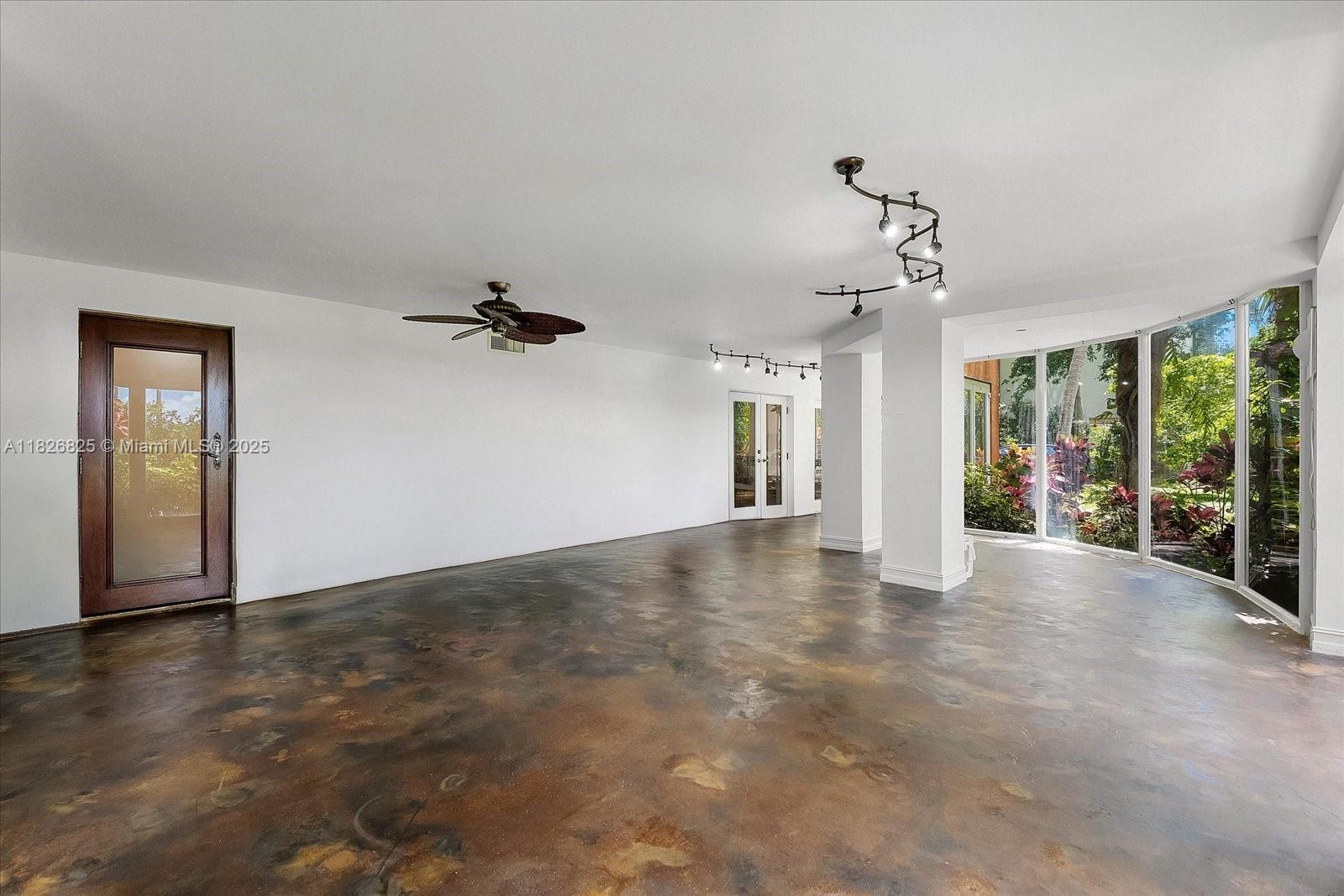 5843 Paradise Pt Dr Palmetto Bay, FL 33157