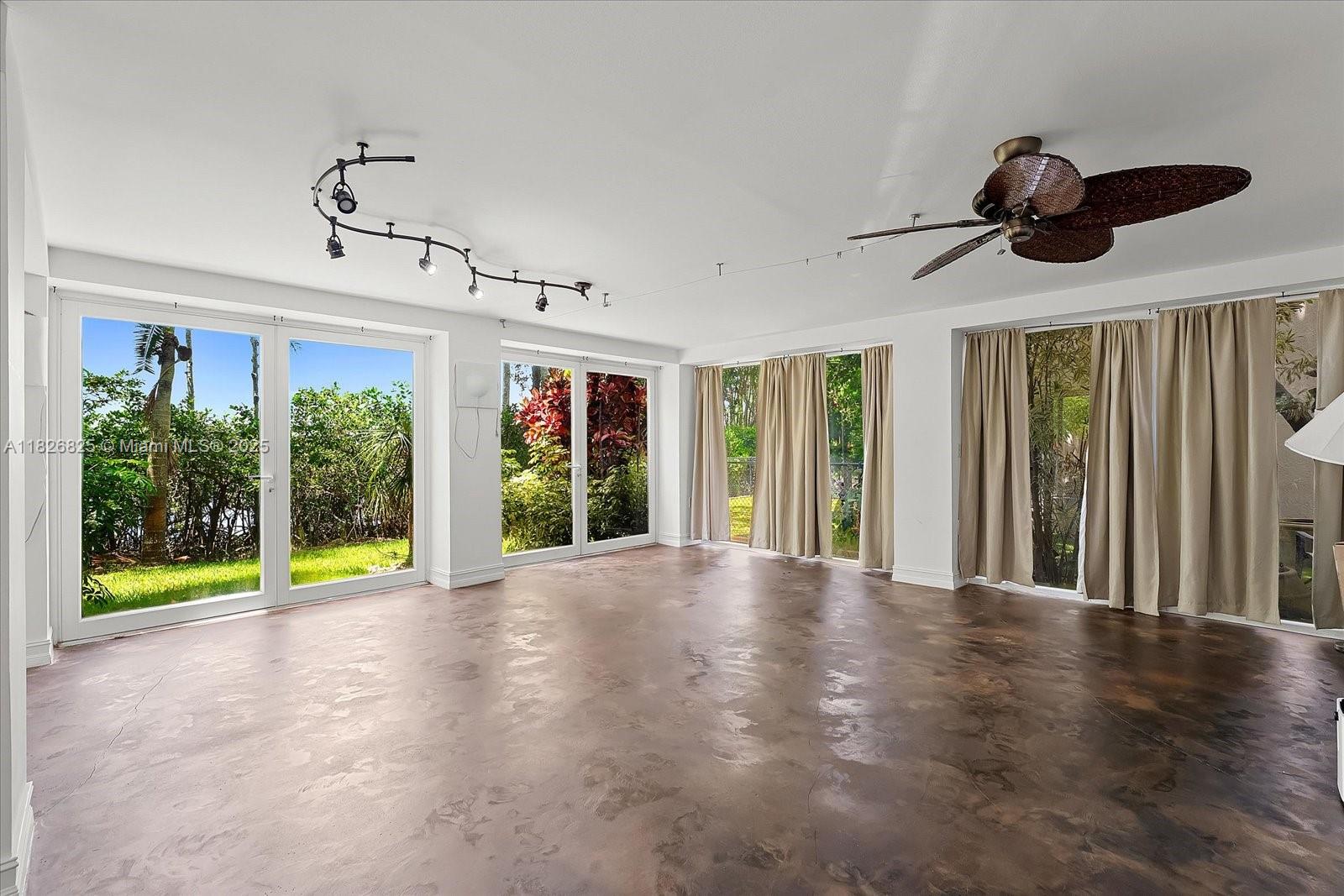 5843 Paradise Pt Dr Palmetto Bay, FL 33157