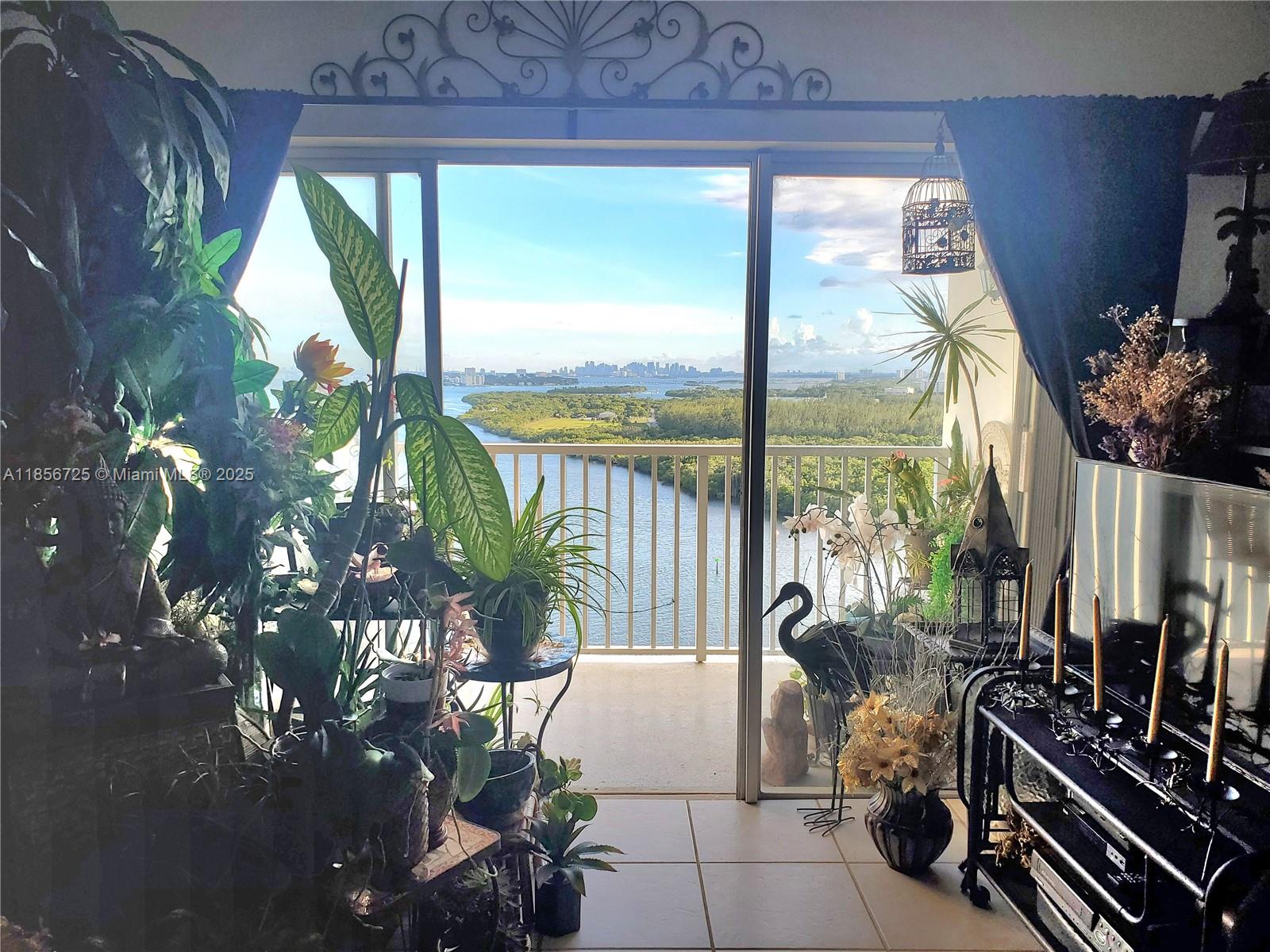 image Arlen House Condo1