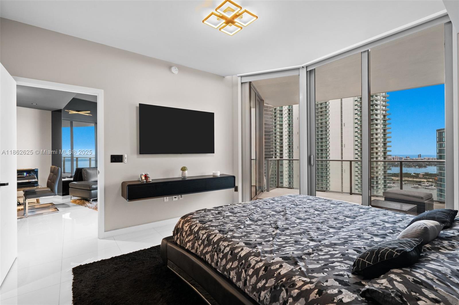 image Paramount Miami Worldcent11