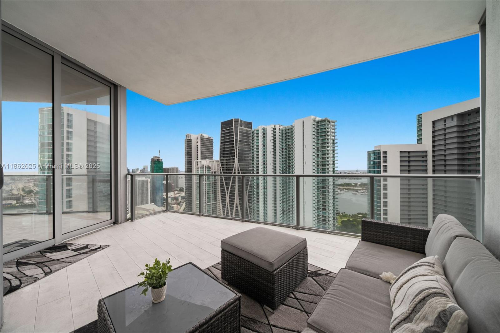 image Paramount Miami Worldcent19