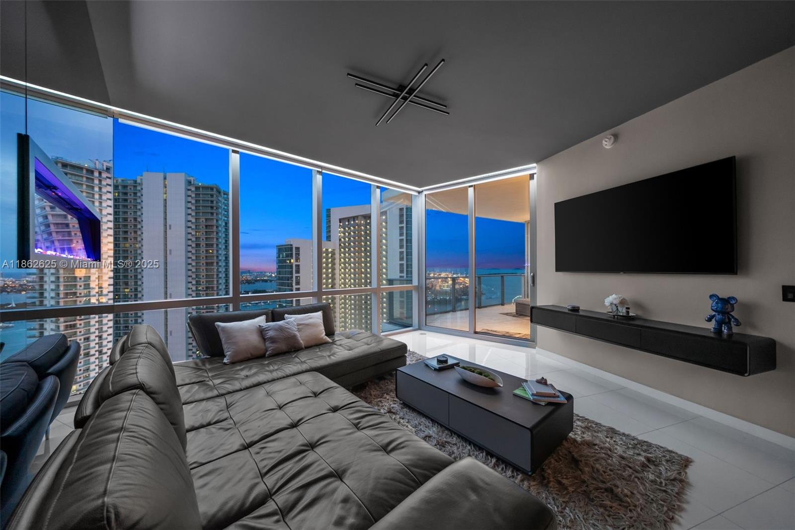 image Paramount Miami Worldcent4