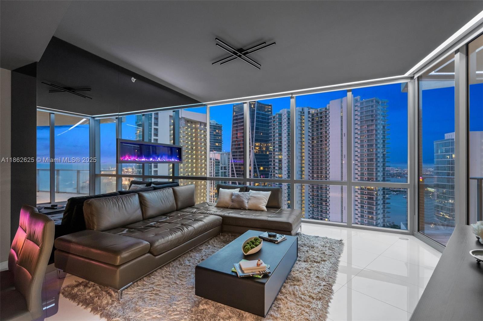 image Paramount Miami Worldcent5