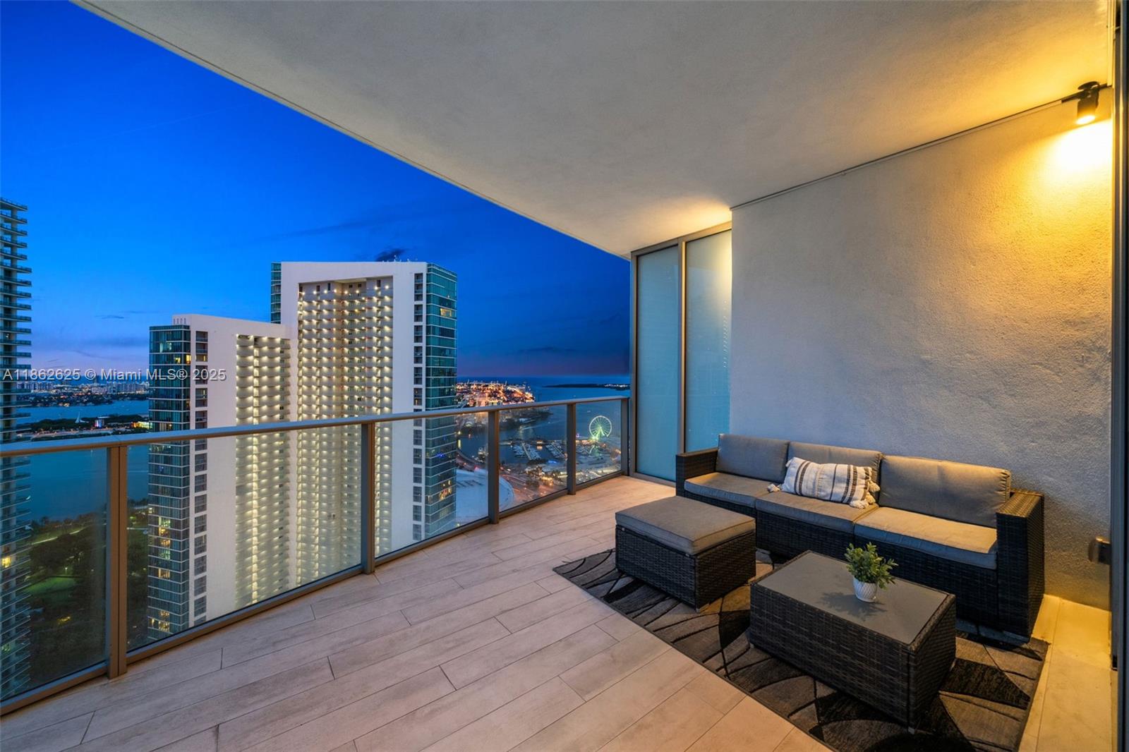 image Paramount Miami Worldcent7