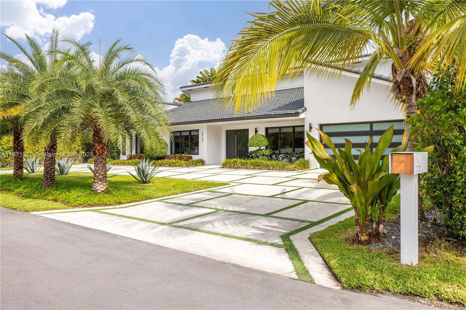 2925 NE 164th St North Miami Beach, FL 33160