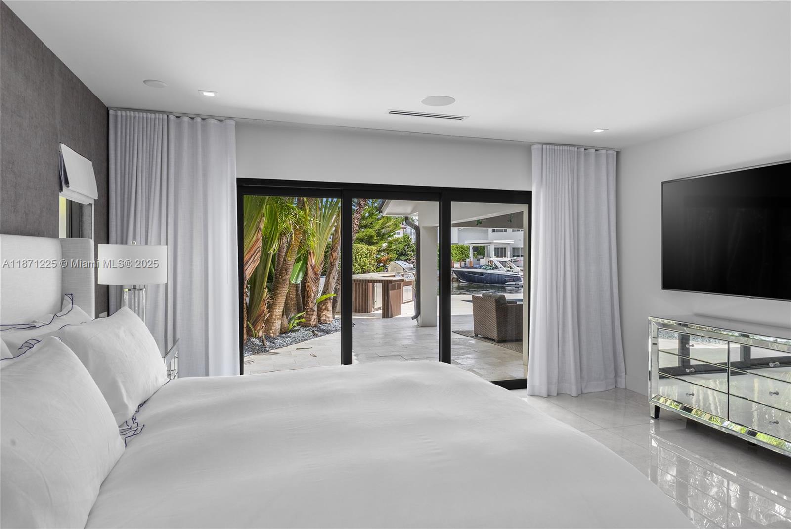 2925 NE 164th St North Miami Beach, FL 33160