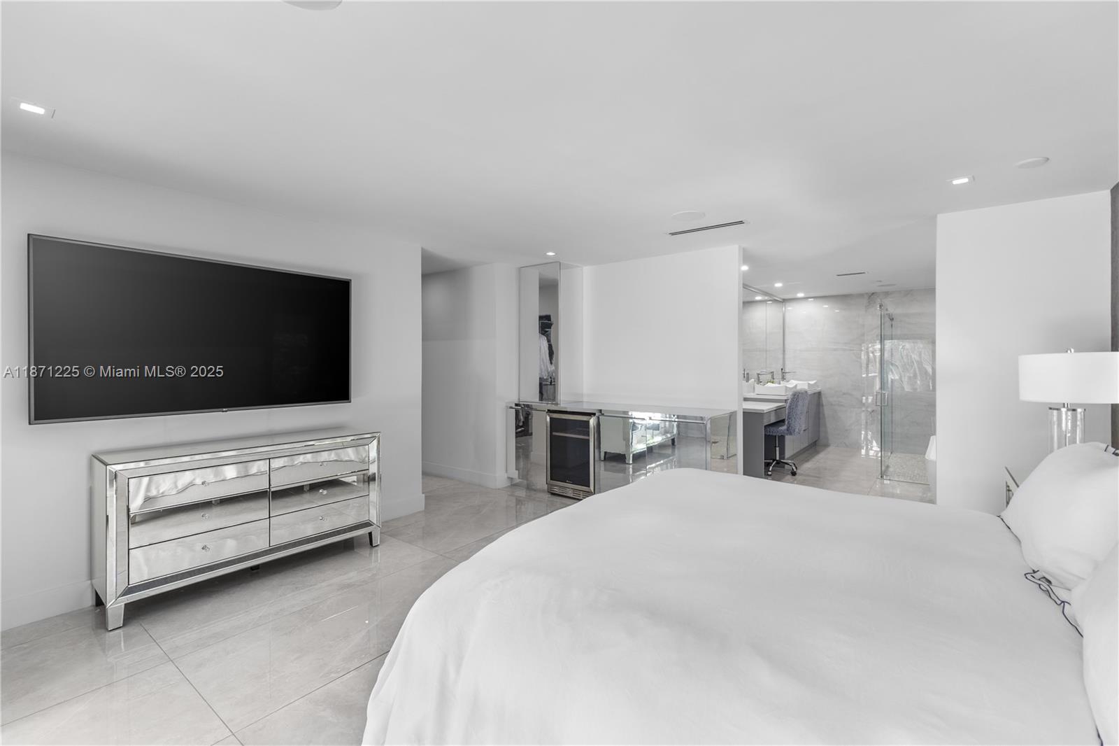 2925 NE 164th St North Miami Beach, FL 33160