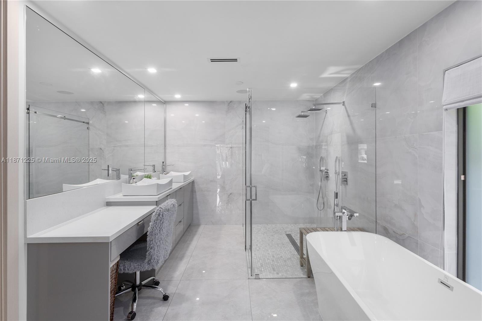 2925 NE 164th St North Miami Beach, FL 33160