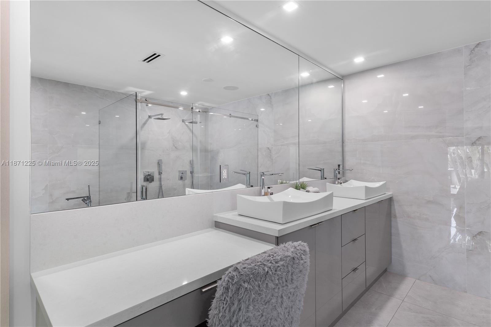 2925 NE 164th St North Miami Beach, FL 33160