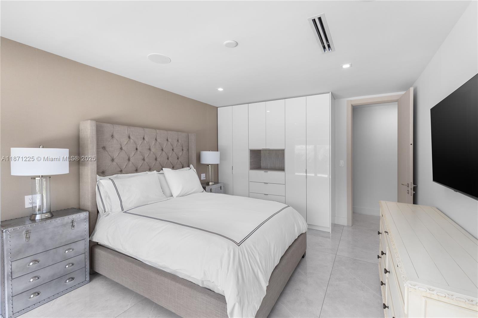 2925 NE 164th St North Miami Beach, FL 33160