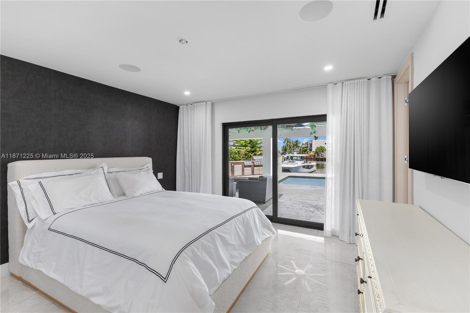 2925 NE 164th St North Miami Beach, FL 33160