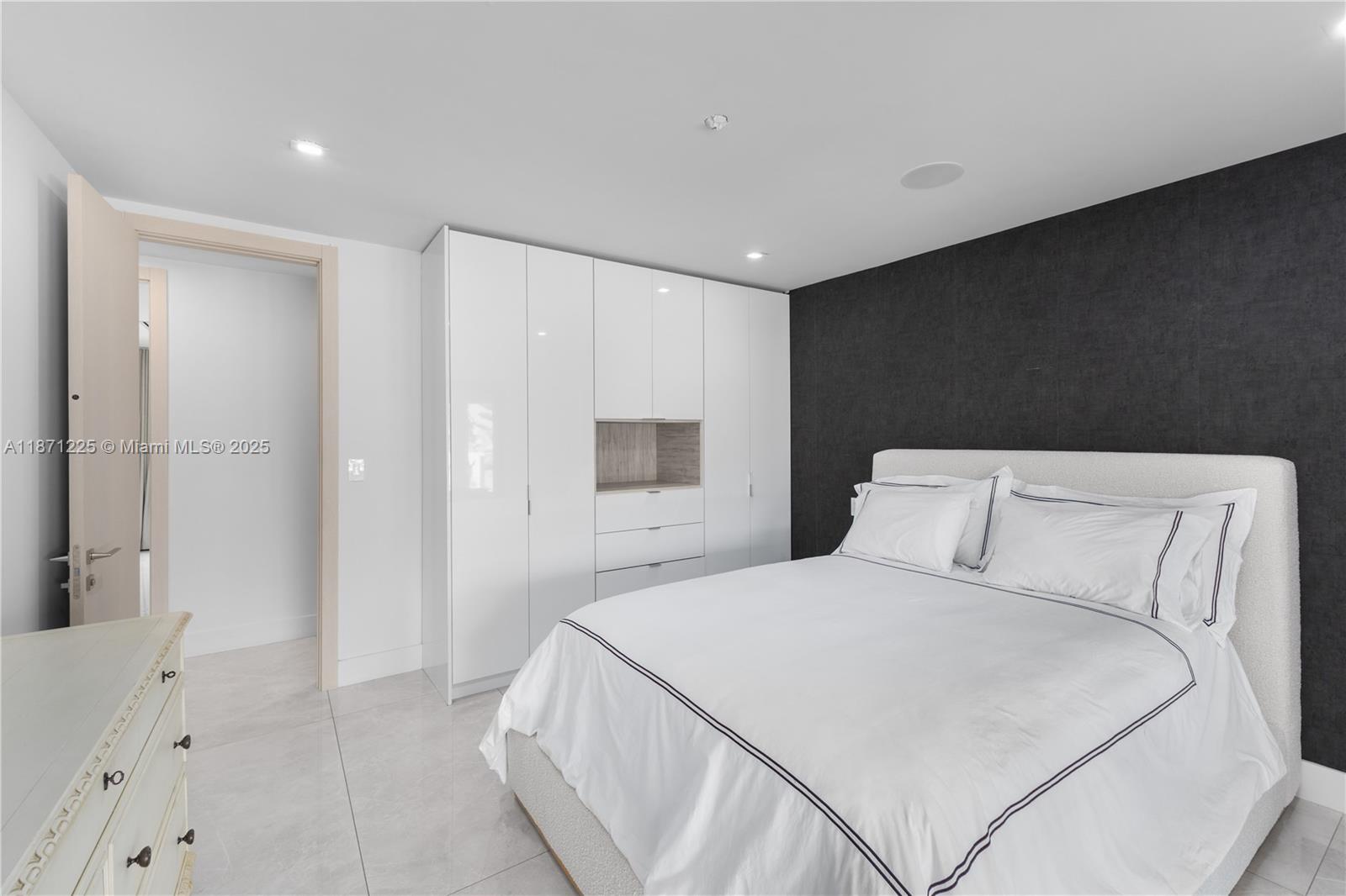 2925 NE 164th St North Miami Beach, FL 33160