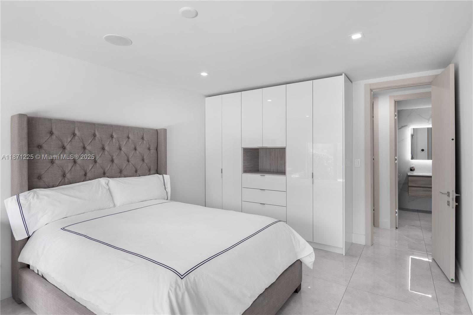 2925 NE 164th St North Miami Beach, FL 33160